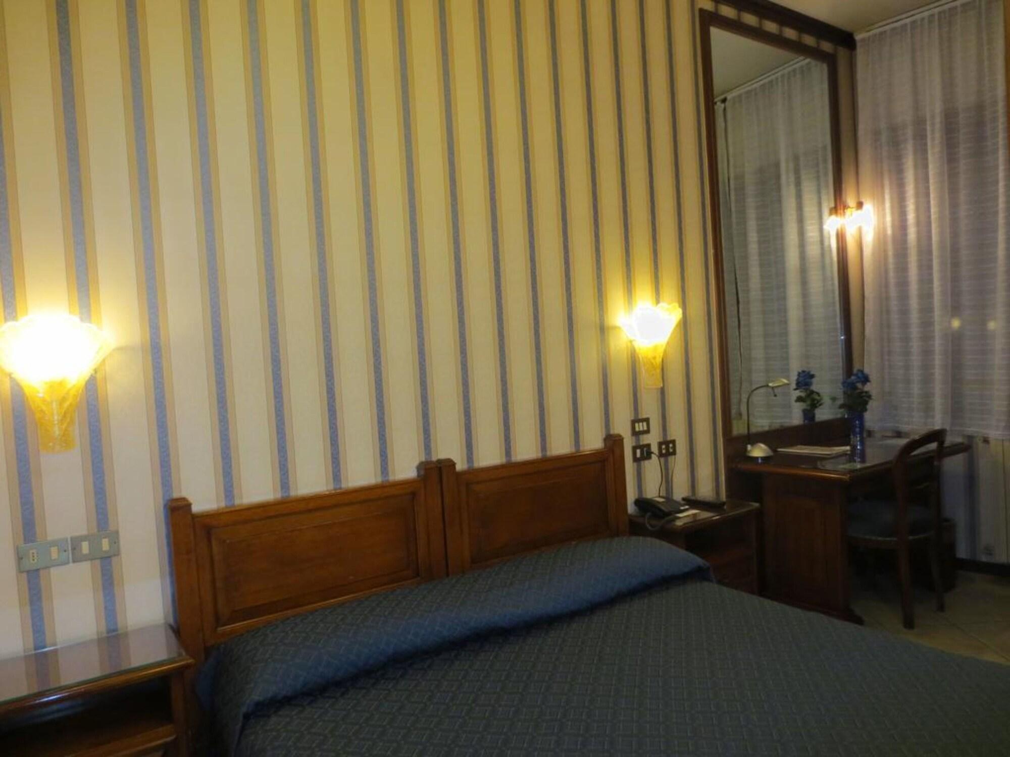 Hotel Italia City Center Mantova Exterior photo